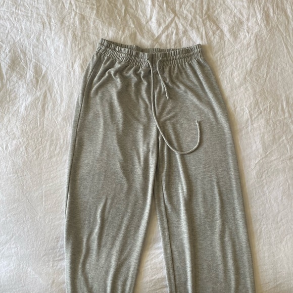 WILFRED Aritzia Free Lounge Ankle Sweatpant in Heather Light Gray, size Medium - Picture 2 of 3